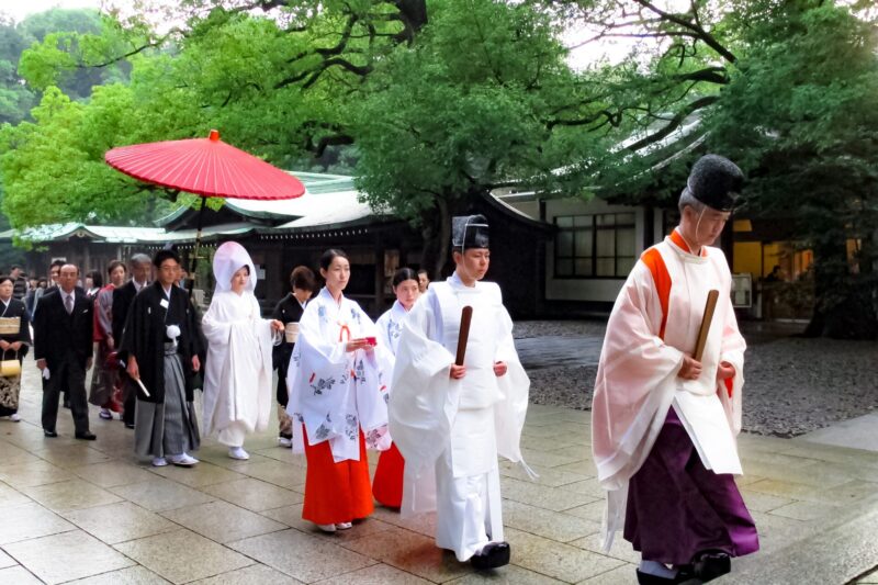 花嫁行列をする日本の新郎新婦