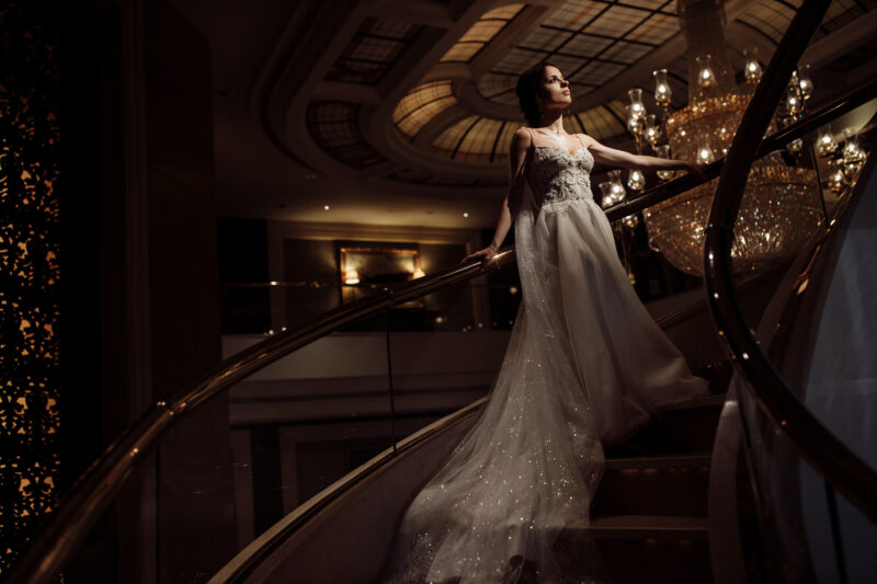 ホテルの階段に立つ花嫁