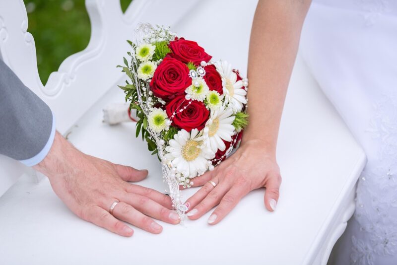 【2026年】10人規模の家族婚、費用相場は50万~100万円