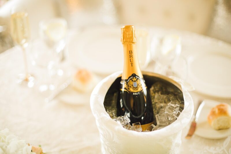 まずは会社への報告から!結婚報告のタイミングと伝え方